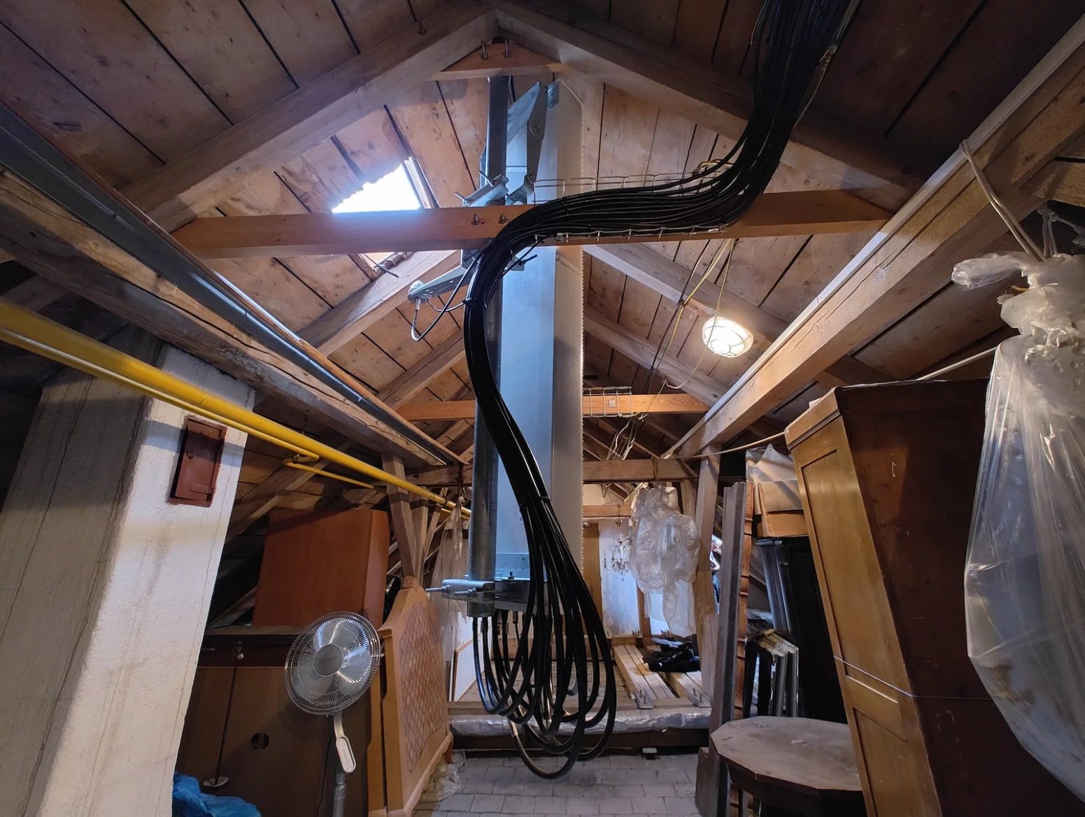 Mobilní vysílač CETINu a O2 na Arcibiskupství pražském