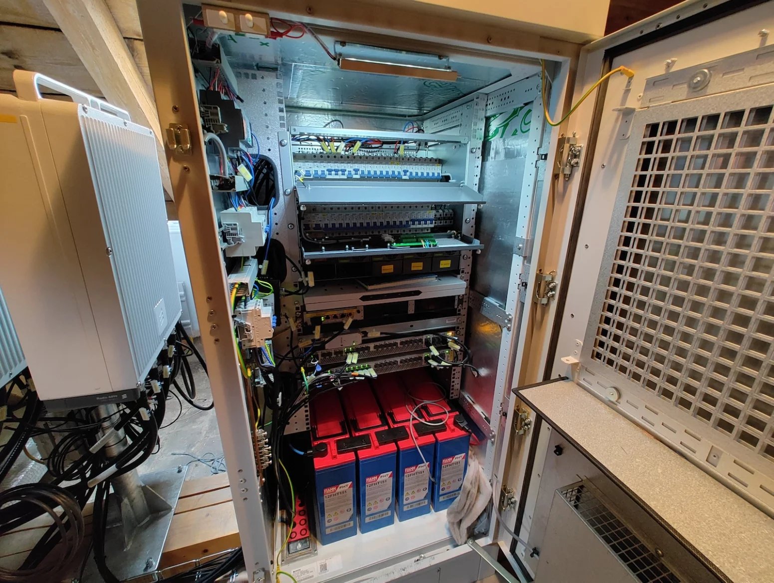 Mobilní vysílač CETINu a O2 na Arcibiskupství pražském