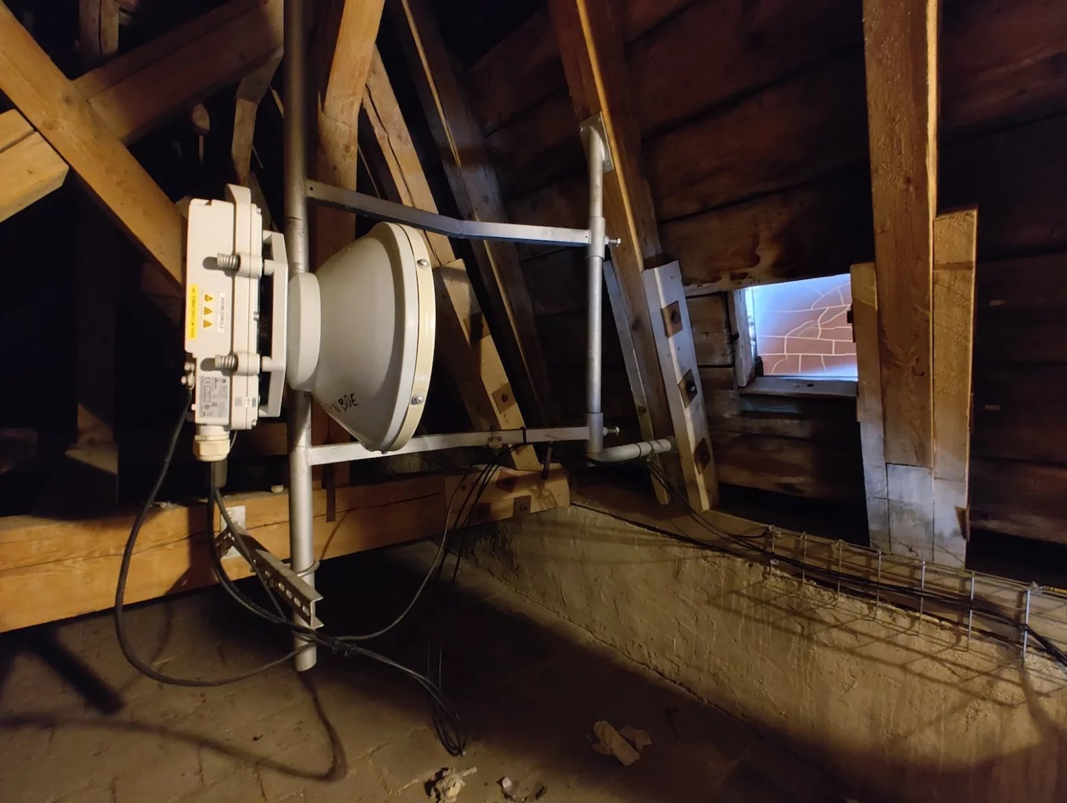 Mobilní vysílač CETINu a O2 na Arcibiskupství pražském