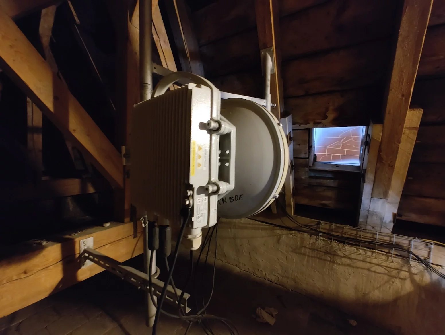 Mobilní vysílač CETINu a O2 na Arcibiskupství pražském