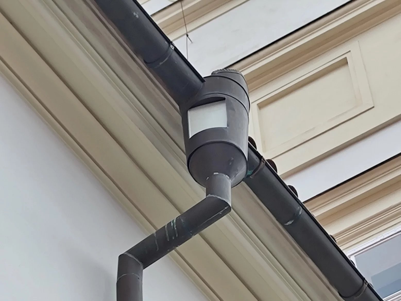 Mobilní vysílač CETINu a O2 na Arcibiskupství pražském