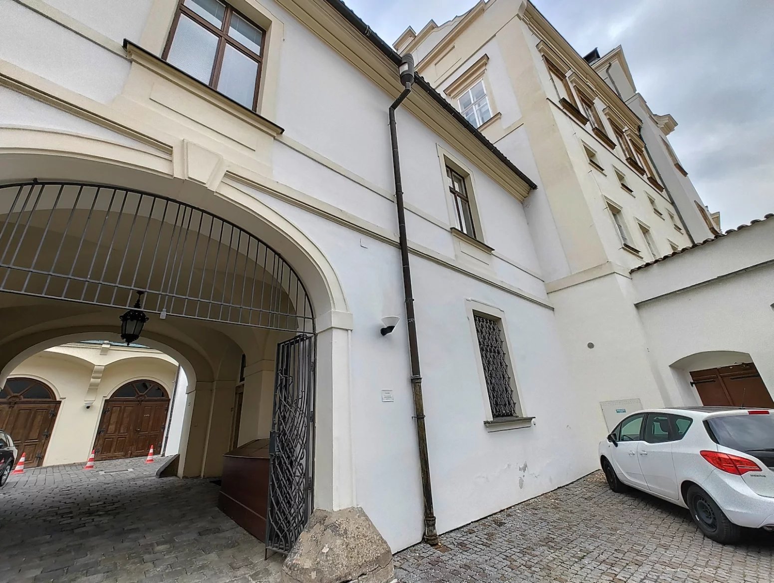 Mobilní vysílač CETINu a O2 na Arcibiskupství pražském