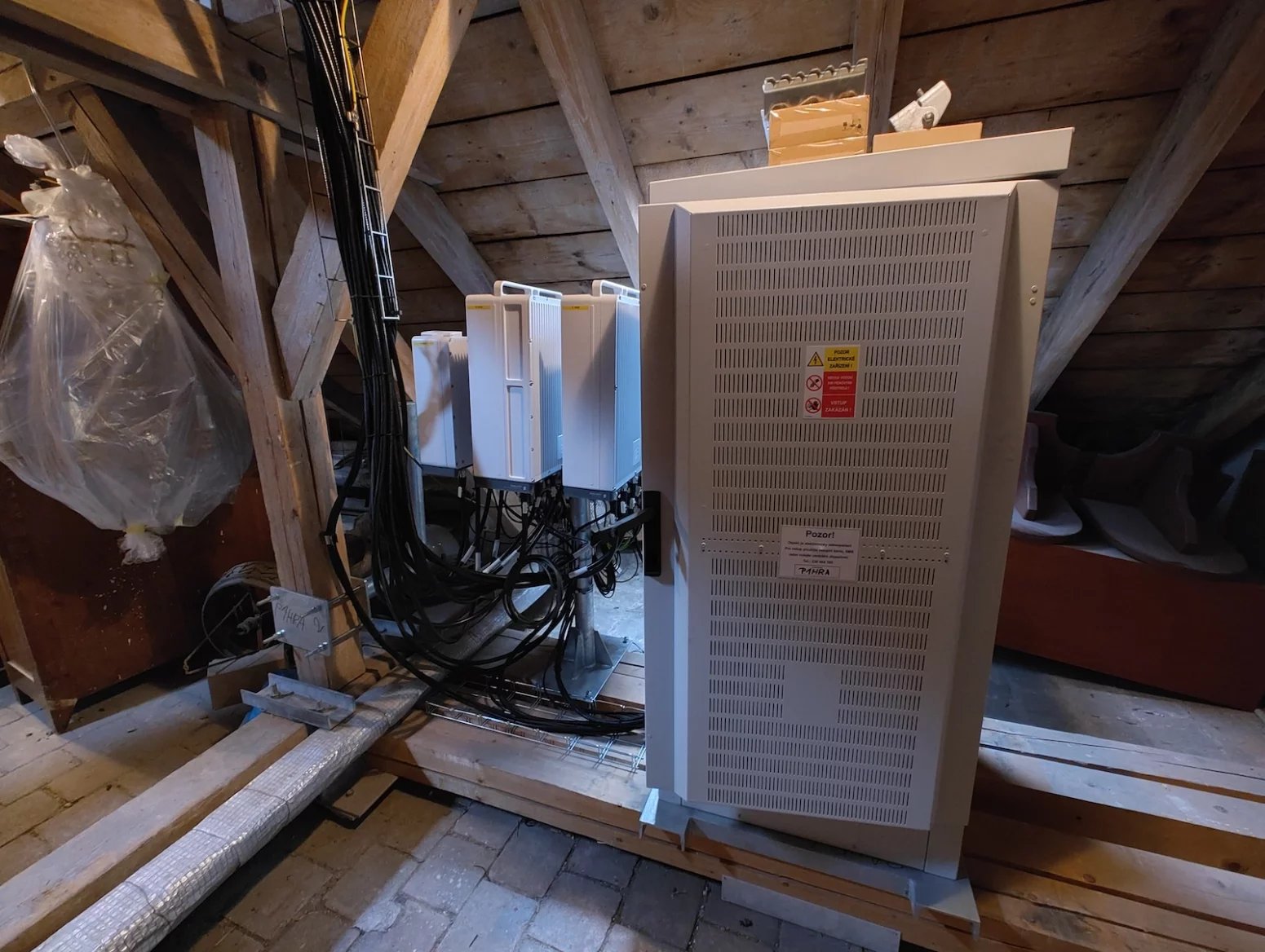 Mobilní vysílač CETINu a O2 na Arcibiskupství pražském