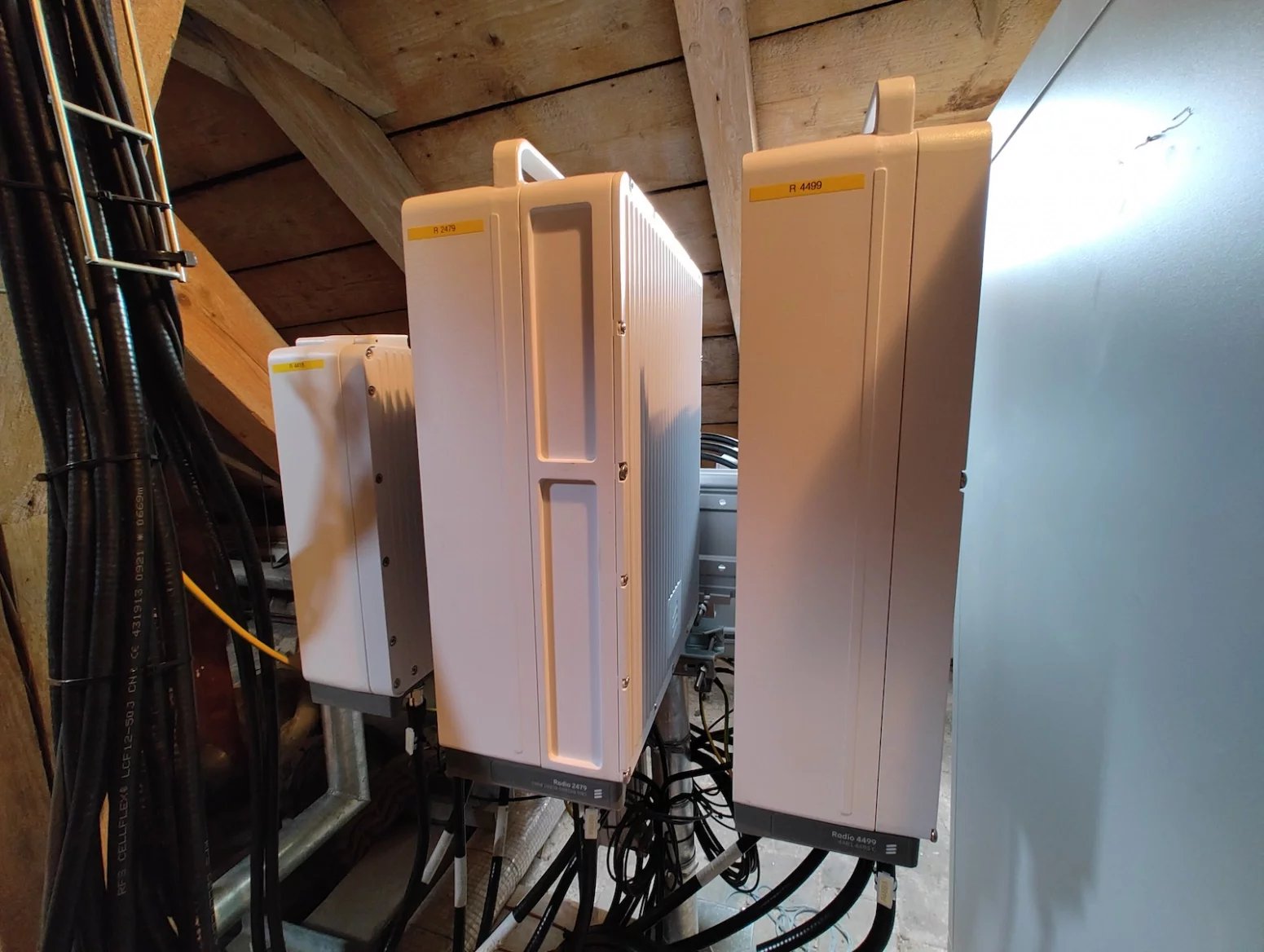 Mobilní vysílač CETINu a O2 na Arcibiskupství pražském