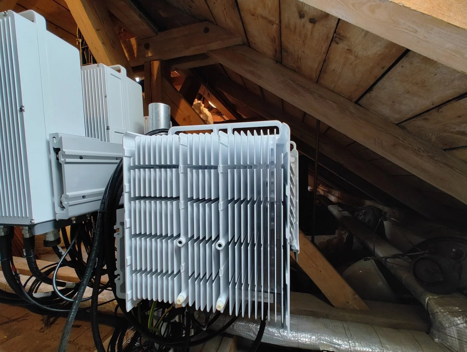 Mobilní vysílač CETINu a O2 na Arcibiskupství pražském