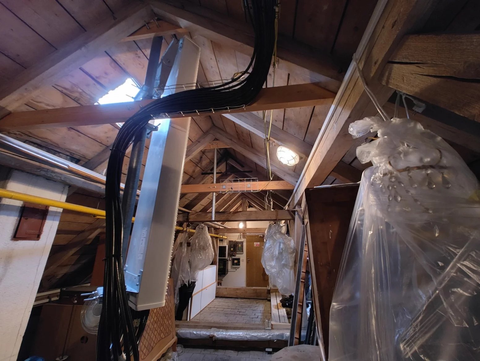 Mobilní vysílač CETINu a O2 na Arcibiskupství pražském