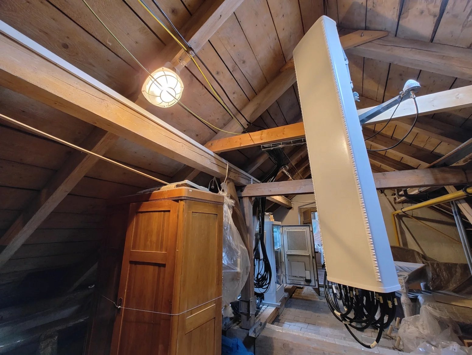 Mobilní vysílač CETINu a O2 na Arcibiskupství pražském