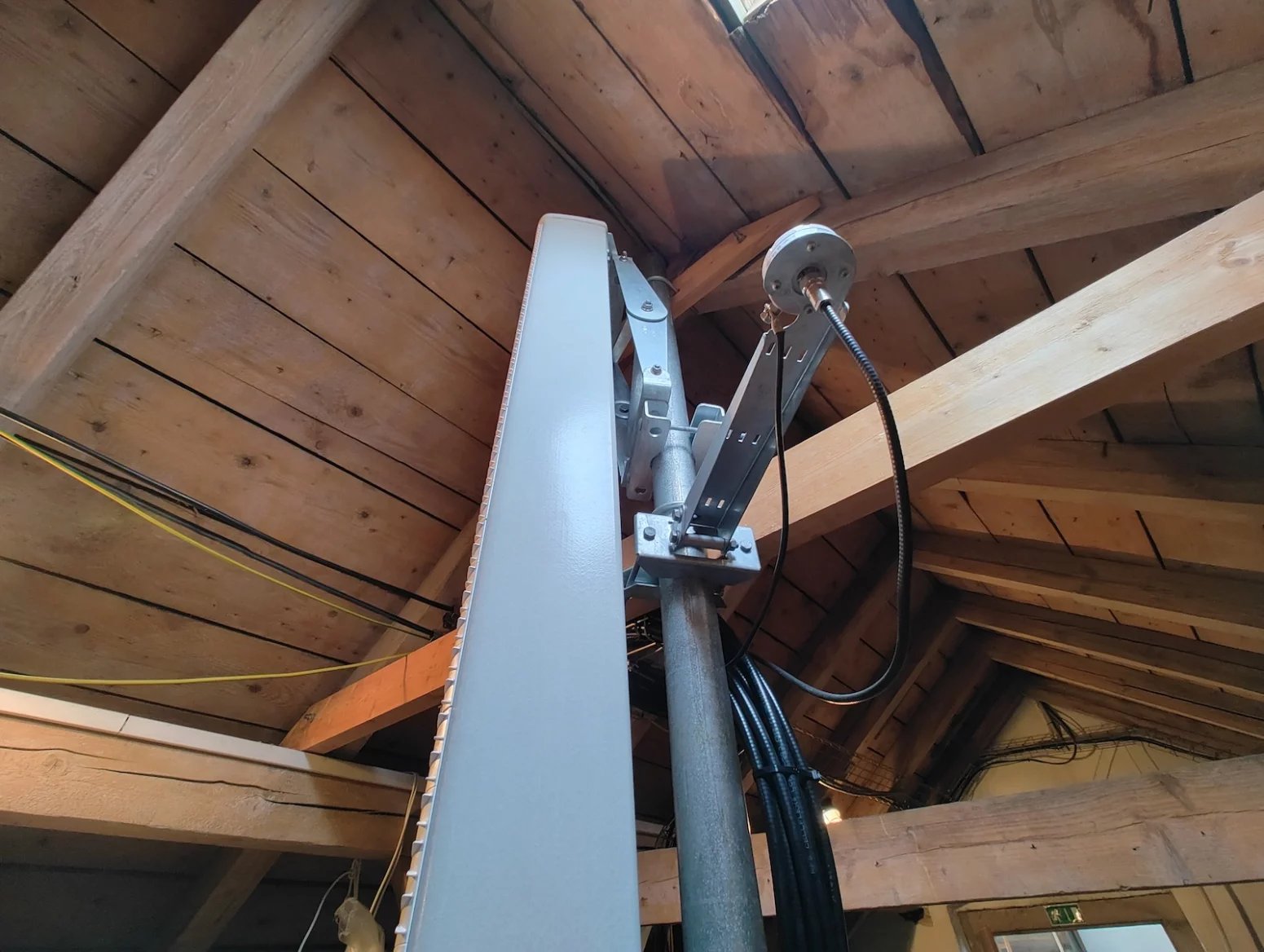 Mobilní vysílač CETINu a O2 na Arcibiskupství pražském