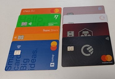 Platební karty použité pro test výběrů z bankomatů. (05/2021)
Zleva: ING PL, Wise, YooMoney, SumUp, Revolut, Zen, Crypto.com, Curve.