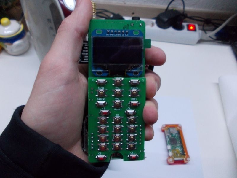 Sice hloupý a spartánský, ale za to úplně svobodný telefon postavený na Raspberry Pi Zero a Linuxu. (<a href="https://hackaday.io/project/19035-zerophone-a-raspberry-pi-smartphone">Více informací</a>)