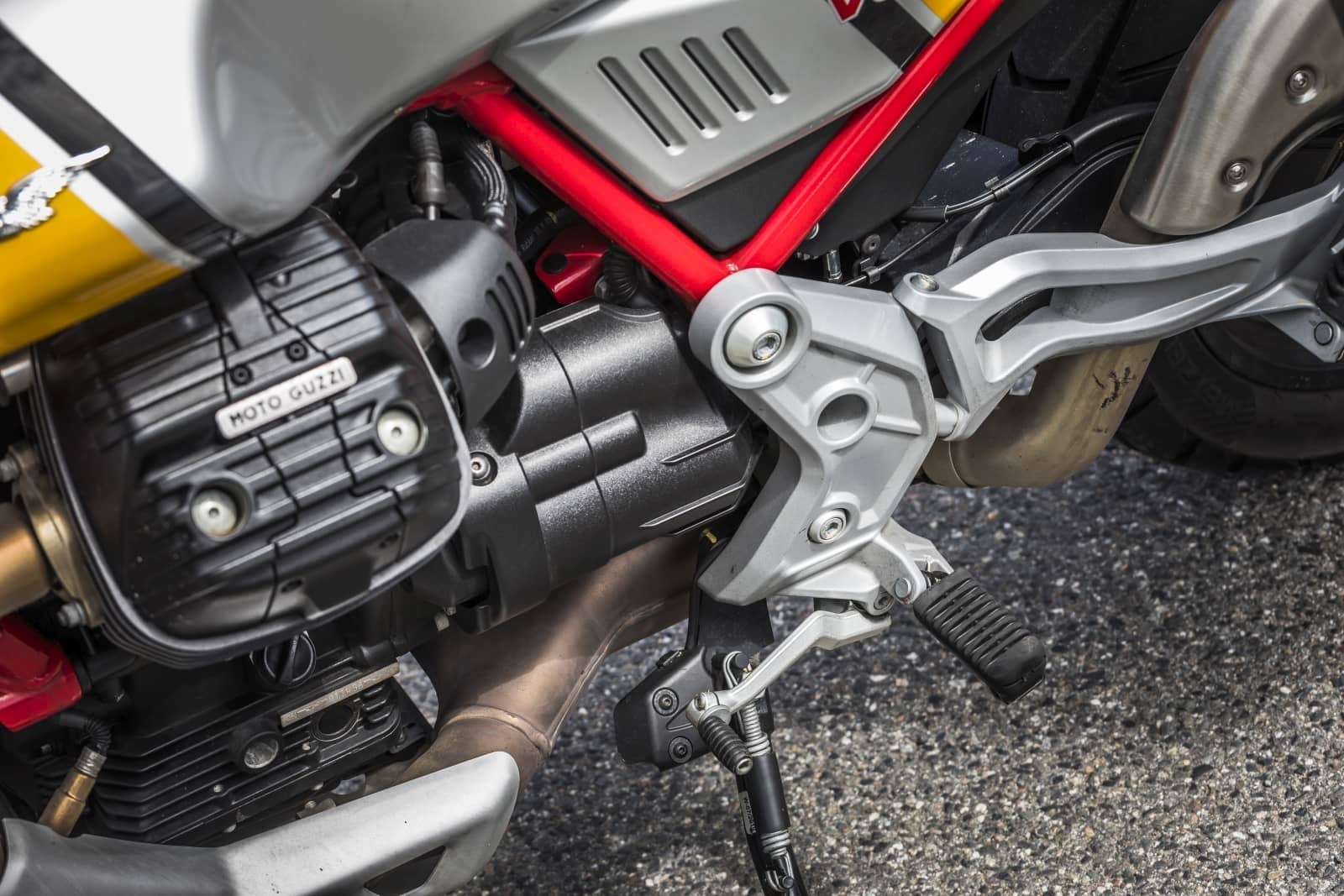 2020-03-MotoGuzziV85TT010.jpg