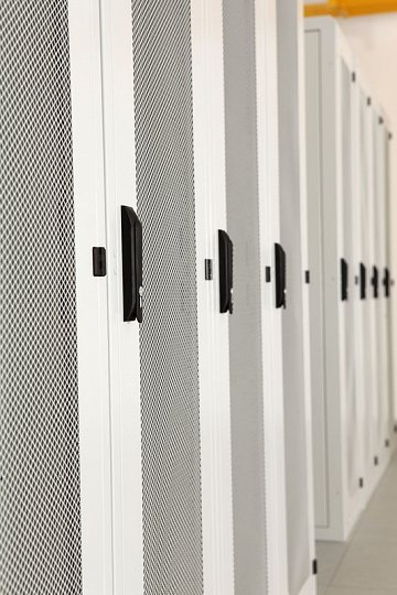 Datacube: zavřené racky