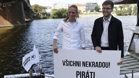 Náhledový obrázek - Nejtransparentněji financují kampaň Zelení a Piráti, tvrdí nevládní organizace