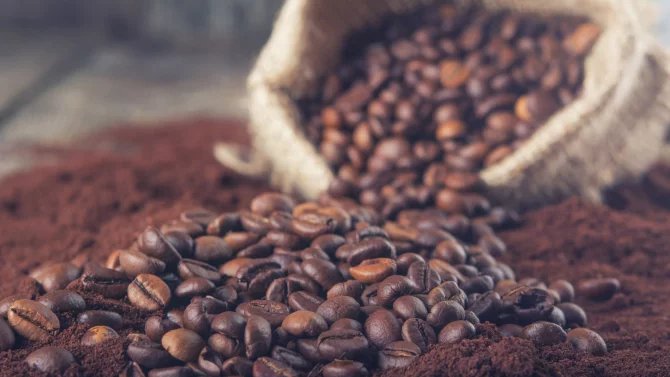 Cena kávy se stále drží vysoko. A až na výjimky s největší pravděpodobností zdraží i Čechům