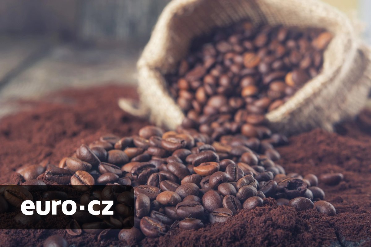Cena kávy se stále drží vysoko. A až na výjimky s největší pravděpodobností zdraží i Čechům
