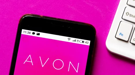 Náhledový obrázek - Kosmetický gigant Avon pod palbou kritiky. Své produkty nadále prodává v Rusku a současně tam nabírá i nové obchodníky