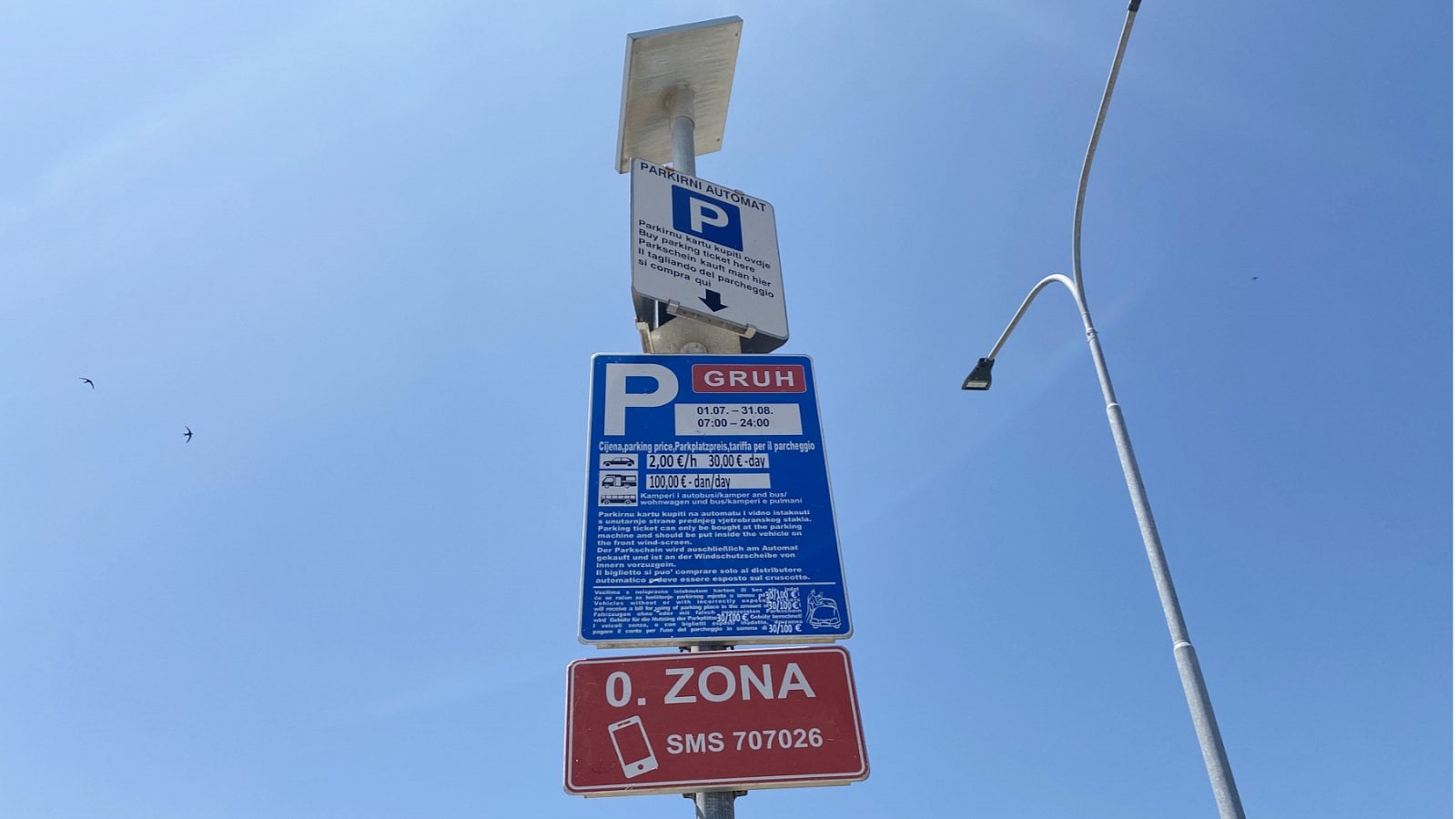 Cena oficiálního parkoviště v Bašce. O pár metrů dál vyšel den parkování na 12 euro.
