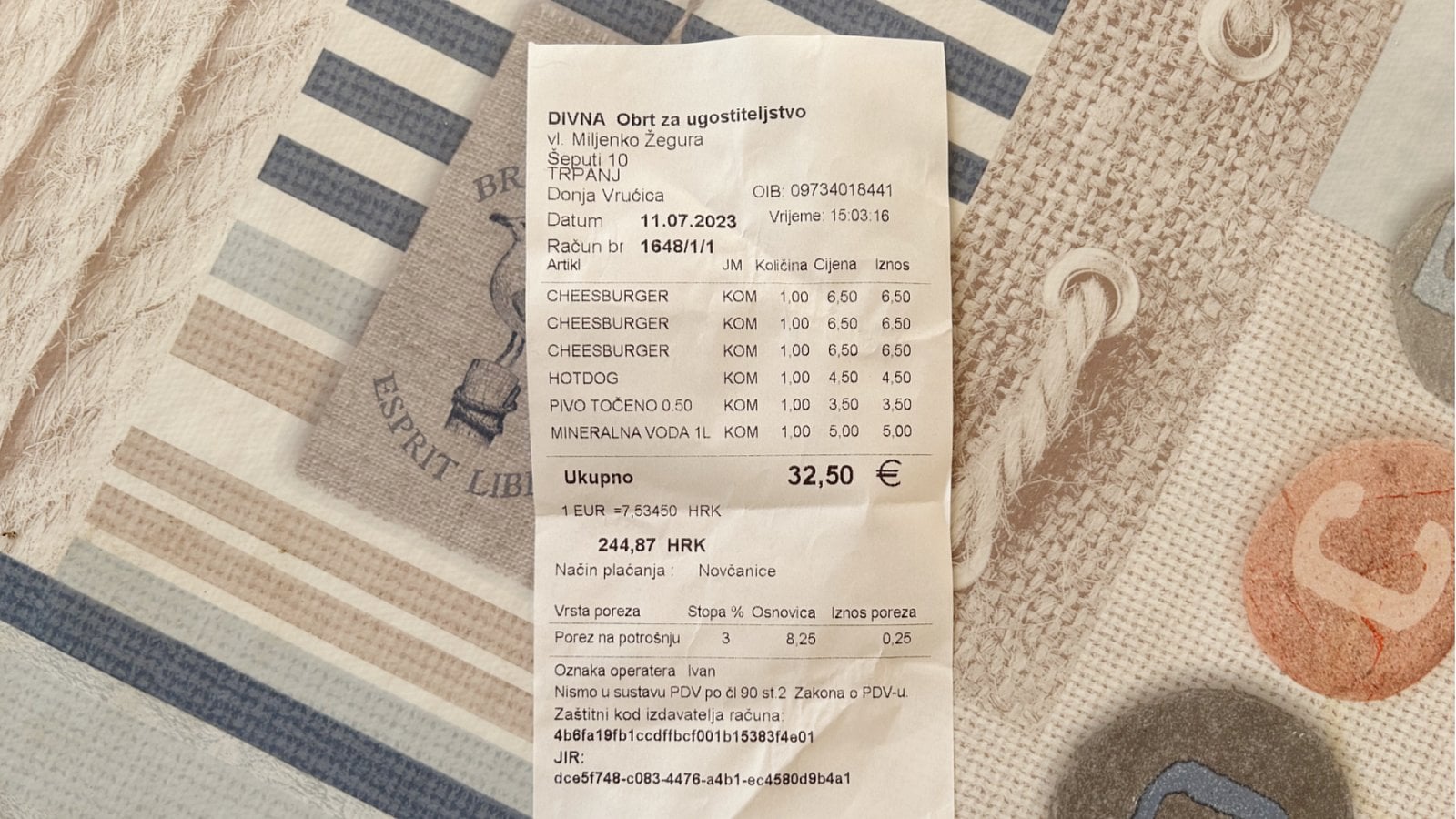 Účtenka v restauraci v Trpanji.