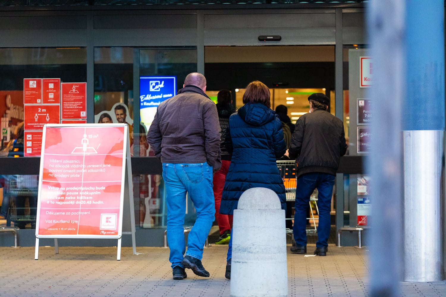 Jak to vypadalo v sobotu před supermarketem Kaufland.