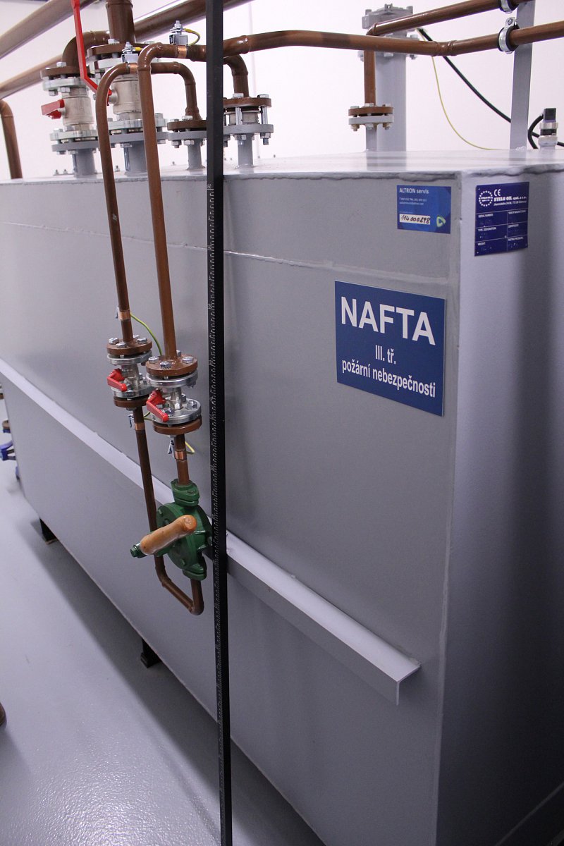 Palivo pro agregáty je uskladněno ve vedlejší místnosti. Dvě zásobní nádrže pojmou po 4000 litrech nafty.