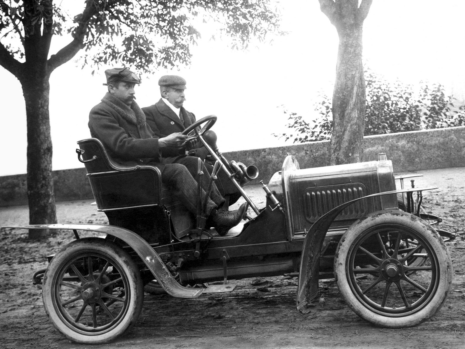 V dobách průkopníků automobilismu se nehledělo na pohodlí či rozmary počasí