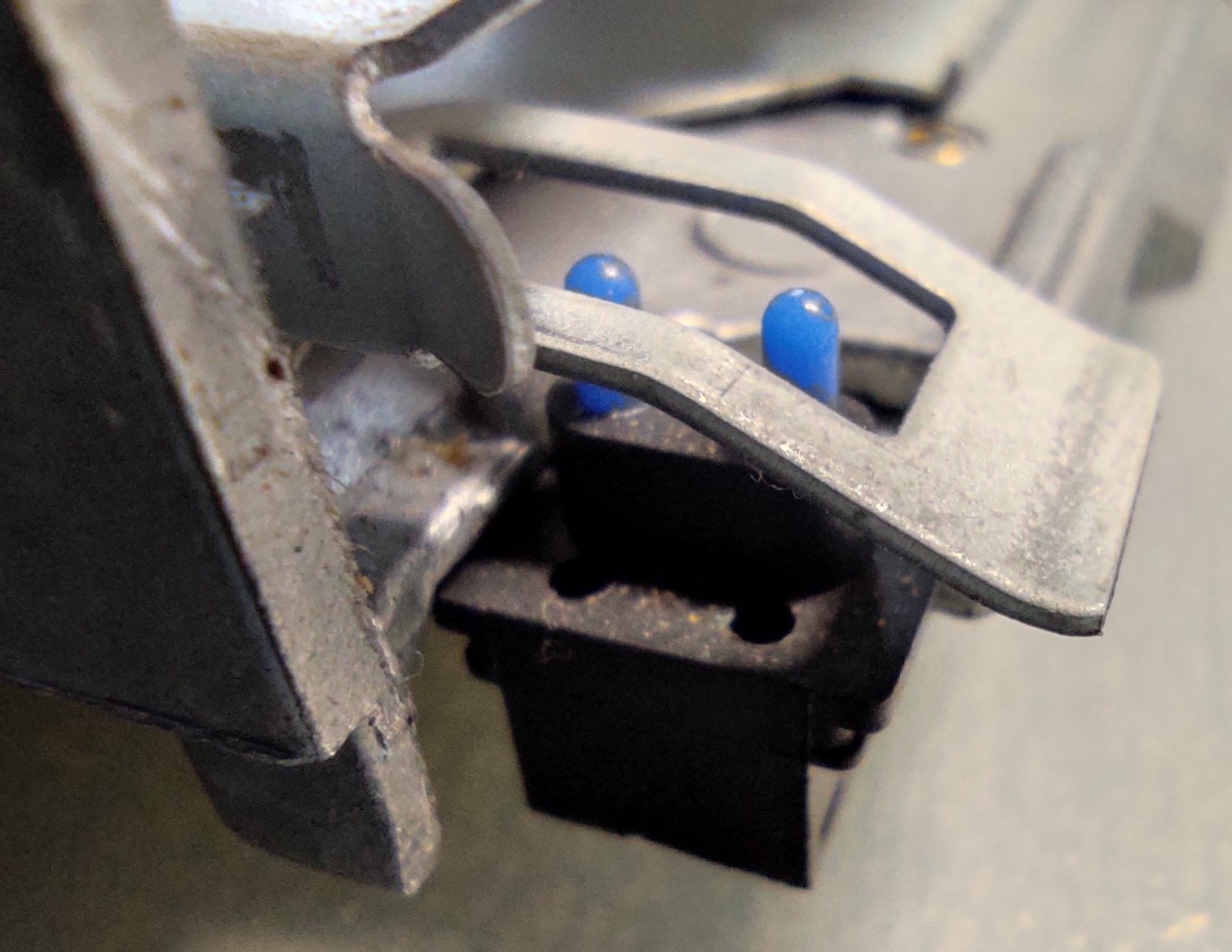 Senzory zámku zápisu.