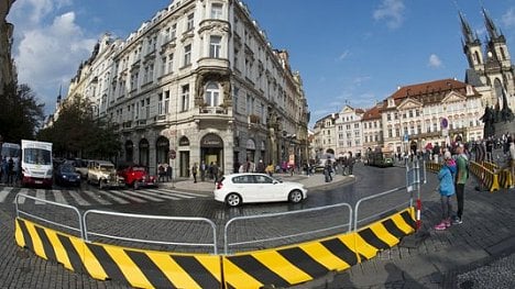 Náhledový obrázek - Odpudivý vzhled a pochybná účinnost. Politici kritizují zátarasy v centru Prahy