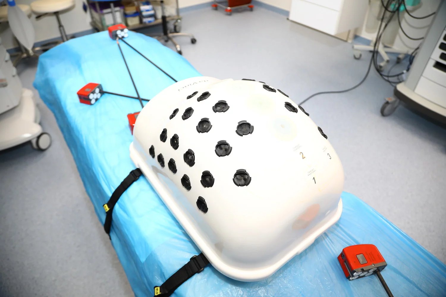 Trenažer má řadu otvorů, kterými se do něj vkládají nástroje. Při reálné operaci s pomocí robota chirurg provede většinou jen tři drobné řezy.