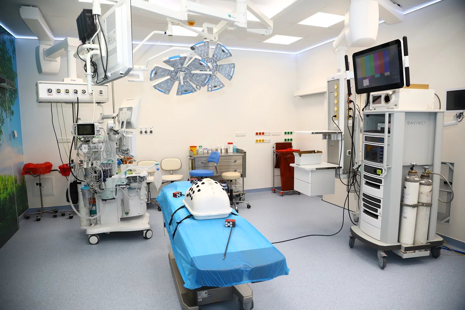 Lékaři operaci robotem nacvičují na speciálním trenažeru podobném nafouknutému břichu. Do simulátoru se vsunou nástroje a uvnitř s jejich pomocí lékař (sedící u konzole) přemísťuje drobné předměty, třeba destičky.