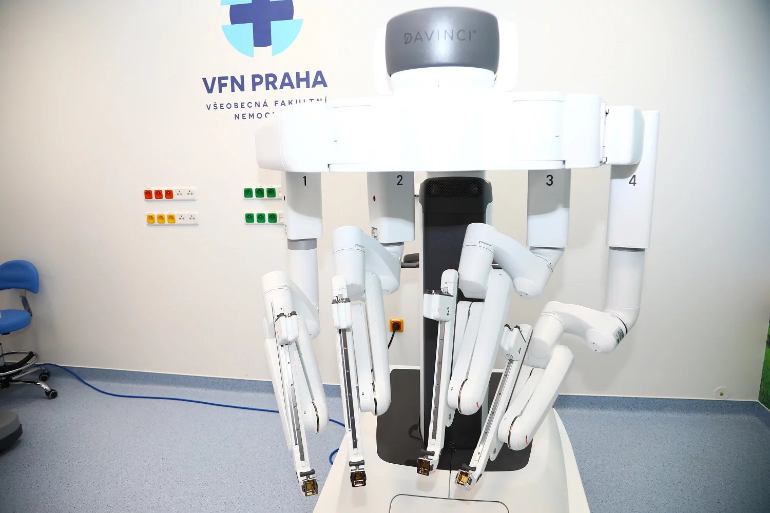 Toto je samotné tělo robota neboli sloup. Má čtyři ramena. Využívána mohou být při operaci všechna, nebo jen některá.
