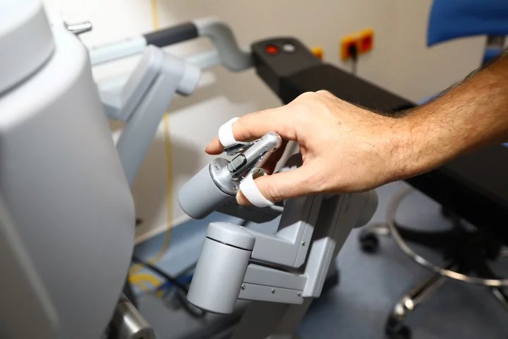 Každá konzole je vybavena dvěma velmi citlivými a flexibilními joysticky. Těmi lékař ovládá robotova ramena.