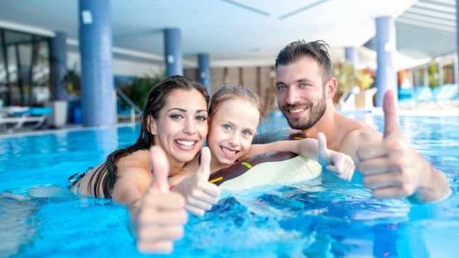 Mladí lidé v bazénu v aquaparku