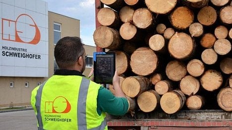 Náhledový obrázek - Rakouský úprk. Dřevařský gigant Schweighofer se stahuje z Rumunska