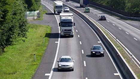 Náhledový obrázek - Udržuj odstup, jezdi vpravo. Na českých dálnicích se objeví „výchovné“ tabule