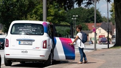 Náhledový obrázek - Drážní gigant se pere i o silnice. Zákazníky Deutsche Bahn vozí elektrotaxíky