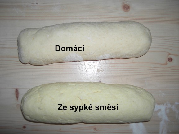 Dva druhy uválených knedlíků. Knedlík ze sypké směsi byl následně, dle návodu, rozdělen na tři menší.