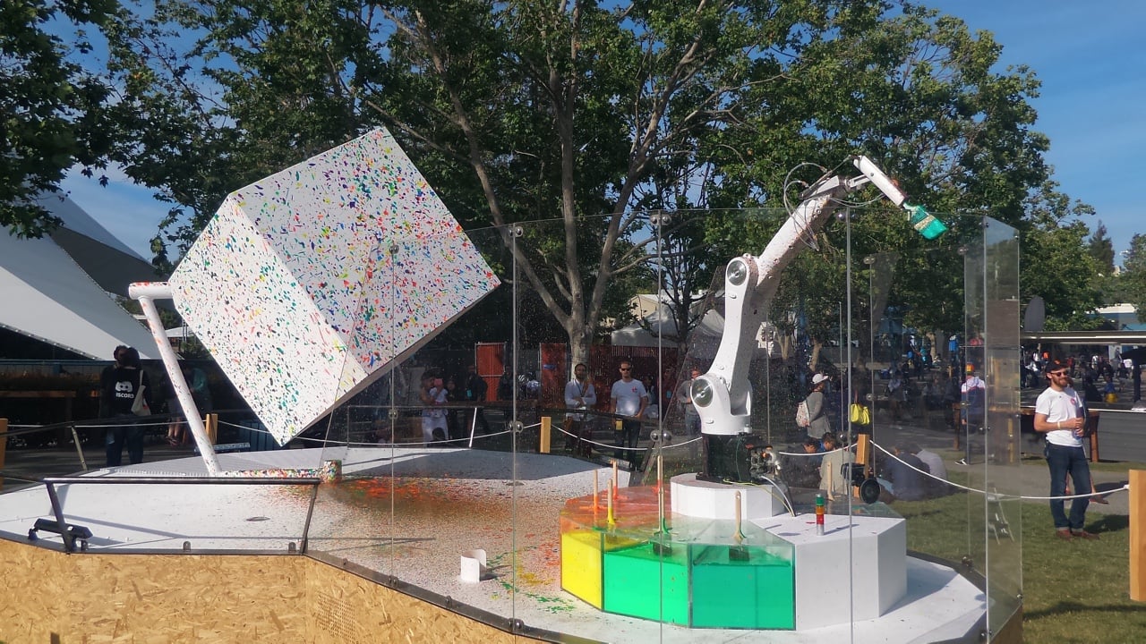 Robot ovládaný tabletem tvoří umělecké dílo