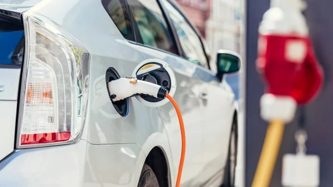 V Evropě se za poletí poprvé v historii prodalo více než milion elektromobilů. Spolu s hybridy tvoří na 60 procent nových registrací