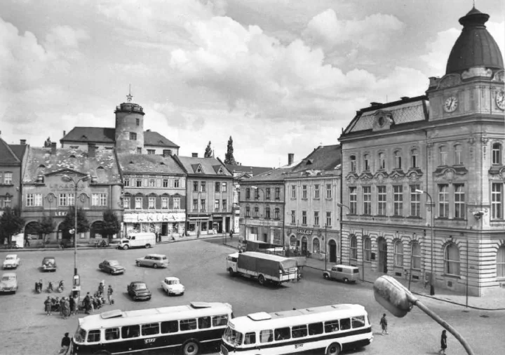 Na pohlednici z Přerova najdeme tři výrobky východoněmeckého autoprůmyslu. Barkasu si určitě každý hned všimne…