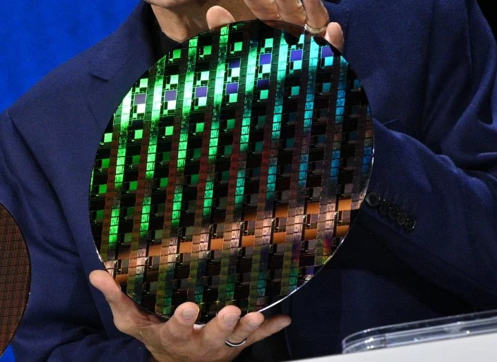 Wafer s čipy vyrobenými na 1,8nm (18A) procesu Intelu