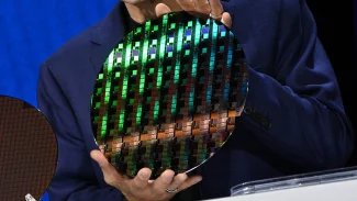 Wafer s čipy vyrobenými na 1,8nm (18A) procesu Intelu