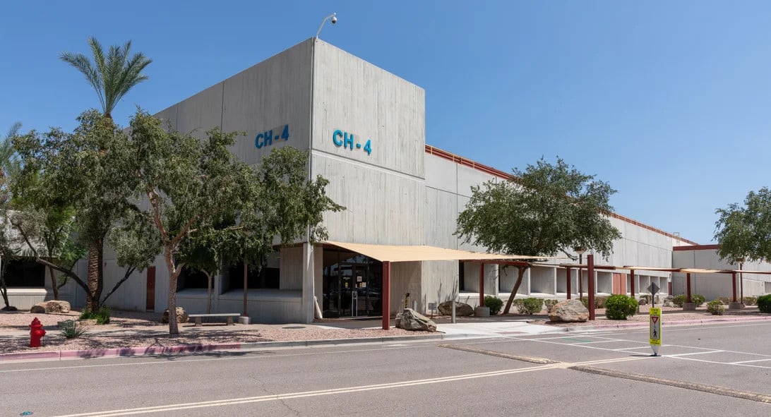 Tato továrna z roku 1980 původně vyráběla procesory 80286. Dnes je překonvertovaná a provádí právě pokročilé pouzdření Foveros