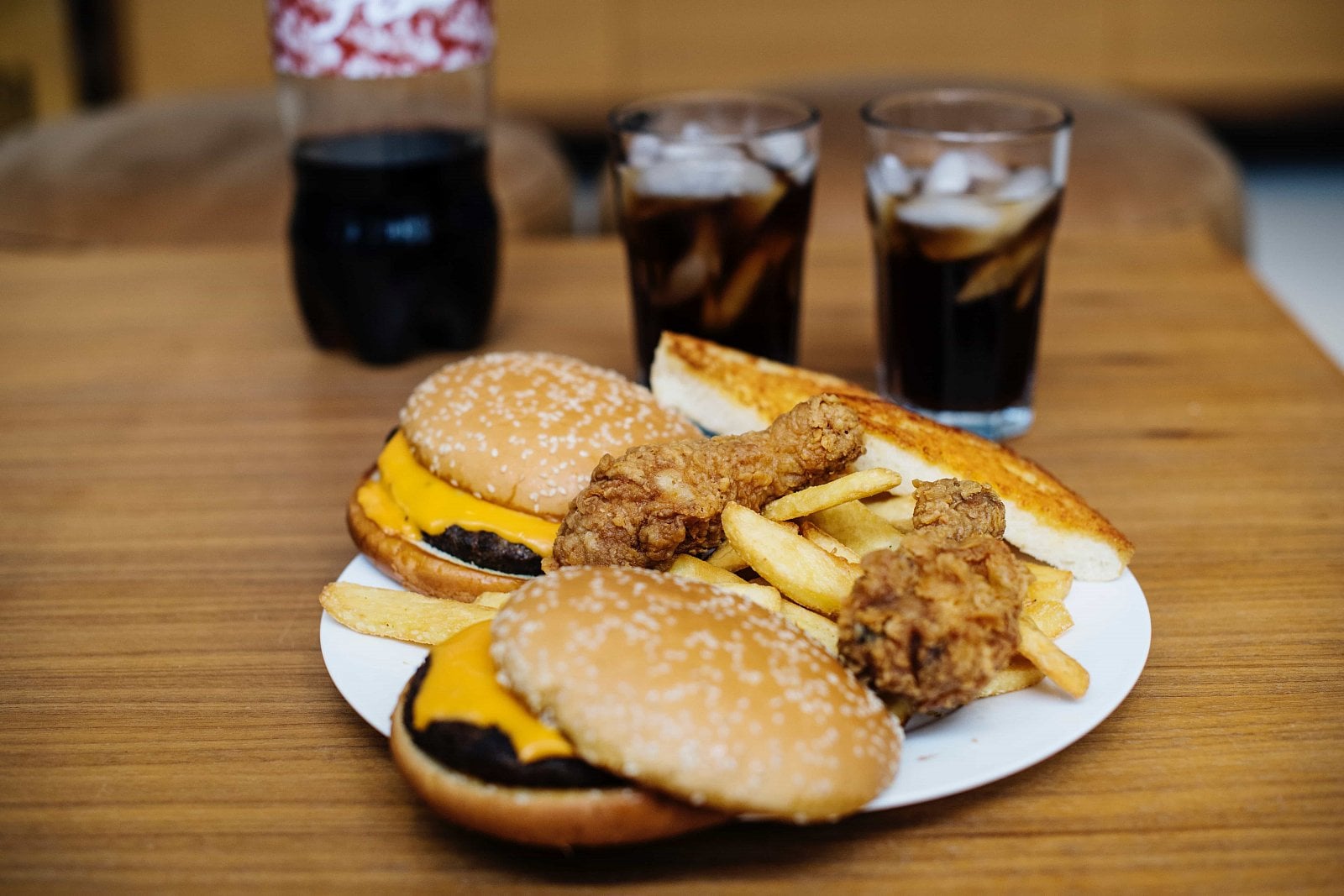 2019-08-beef-burger-bread-breaded-chicken-1376964.jpg