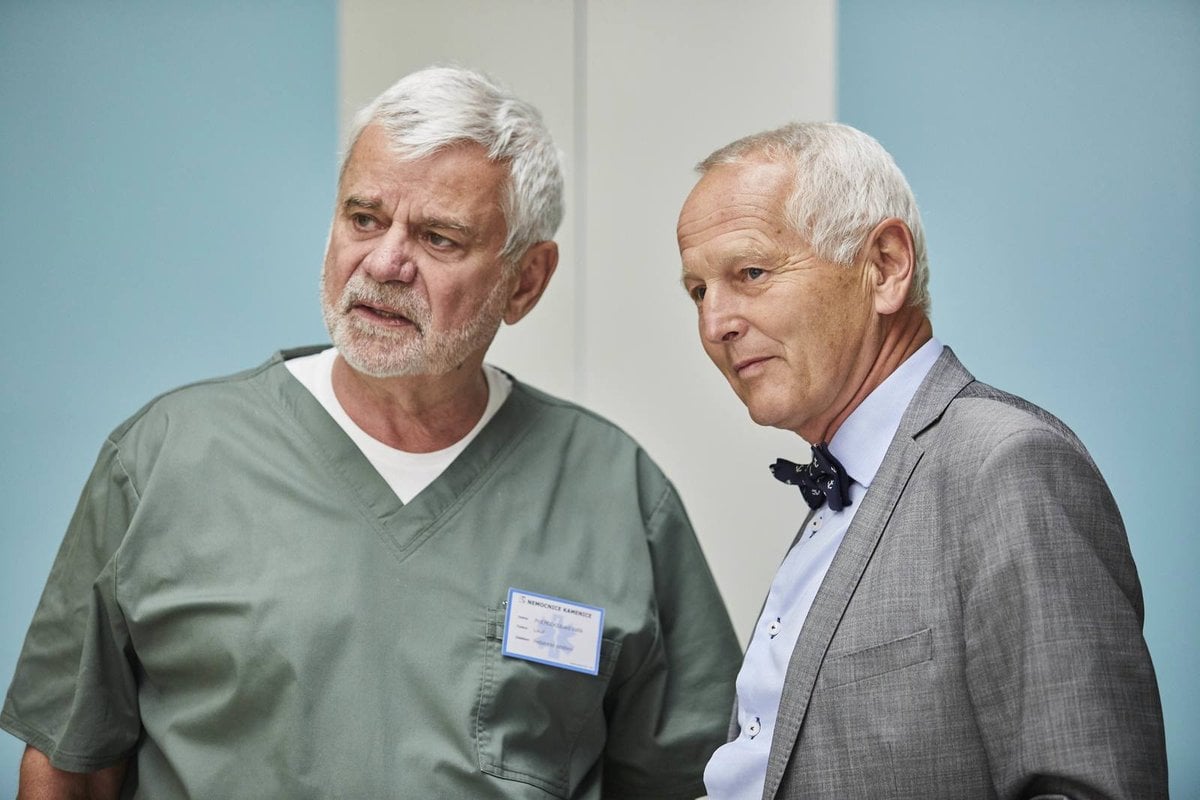 A hostující hvězdou byl třeba kardiochirurg Jan Pirk (vpravo), který se „zastavil cestou z Hradce“ vypomoci s náročnou operací. Ordinace je prý oblíbený seriál jeho manželky. Objevil se v epizodě s číslem 1024.