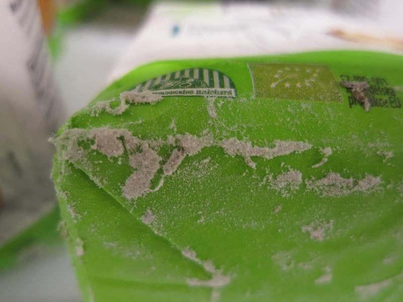 Nebezpečné potraviny - Albert Ústí nad Labem prodával rlzné druhy mouky napadené škůdci. Povrch výrobků byl znečištěn činností škůdců (byla zjištěna přítomnost pavučinek). Uvnitř výrobků se vyskytovali živí i mrtví škůdci v různých fázích vývoje a stopy po jejich činnosti (pavučinky). Výskyt stop po činnosti škůdců byl zjištěn i na regále, kde byly výrobky nabízeny k prodeji.