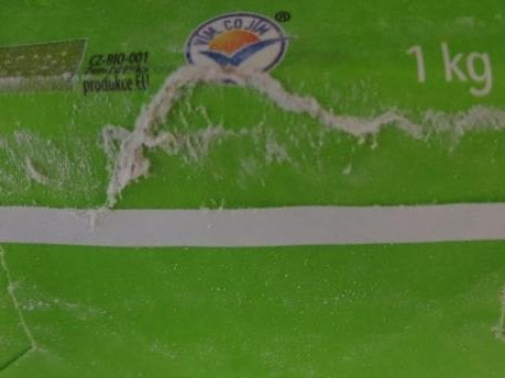 Nebezpečné potraviny - Albert Ústí nad Labem prodával rlzné druhy mouky napadené škůdci. Povrch výrobků byl znečištěn činností škůdců (byla zjištěna přítomnost pavučinek). Uvnitř výrobků se vyskytovali živí i mrtví škůdci v různých fázích vývoje a stopy po jejich činnosti (pavučinky). Výskyt stop po činnosti škůdců byl zjištěn i na regále, kde byly výrobky nabízeny k prodeji.