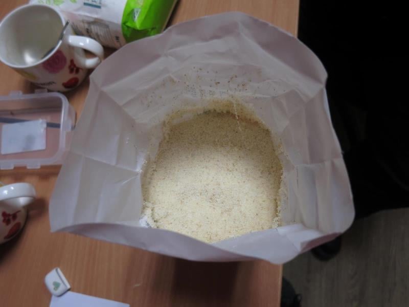 Nebezpečné potraviny - Albert Ústí nad Labem prodával rlzné druhy mouky napadené škůdci. Povrch výrobků byl znečištěn činností škůdců (byla zjištěna přítomnost pavučinek). Uvnitř výrobků se vyskytovali živí i mrtví škůdci v různých fázích vývoje a stopy po jejich činnosti (pavučinky). Výskyt stop po činnosti škůdců byl zjištěn i na regále, kde byly výrobky nabízeny k prodeji.