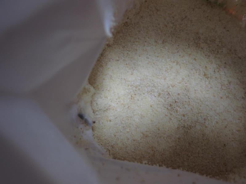 Nebezpečné potraviny - Albert Ústí nad Labem prodával rlzné druhy mouky napadené škůdci. Povrch výrobků byl znečištěn činností škůdců (byla zjištěna přítomnost pavučinek). Uvnitř výrobků se vyskytovali živí i mrtví škůdci v různých fázích vývoje a stopy po jejich činnosti (pavučinky). Výskyt stop po činnosti škůdců byl zjištěn i na regále, kde byly výrobky nabízeny k prodeji.