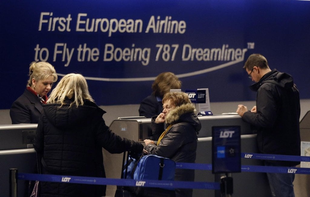 2014-04-boeingy-dreamliner-sedc3ad-na-zemi-v-usa-i-jinc3bdch-zem