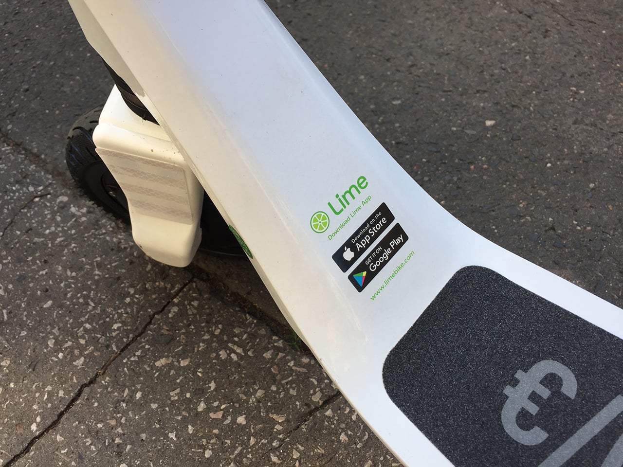 Jak fungují sdílené elektrické koloběžky Lime v Praze